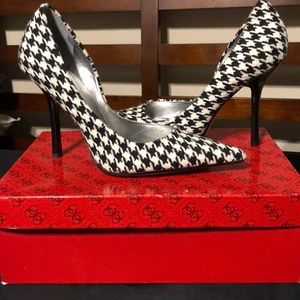 Guess By Marciano Hounds Tooth Pumps
